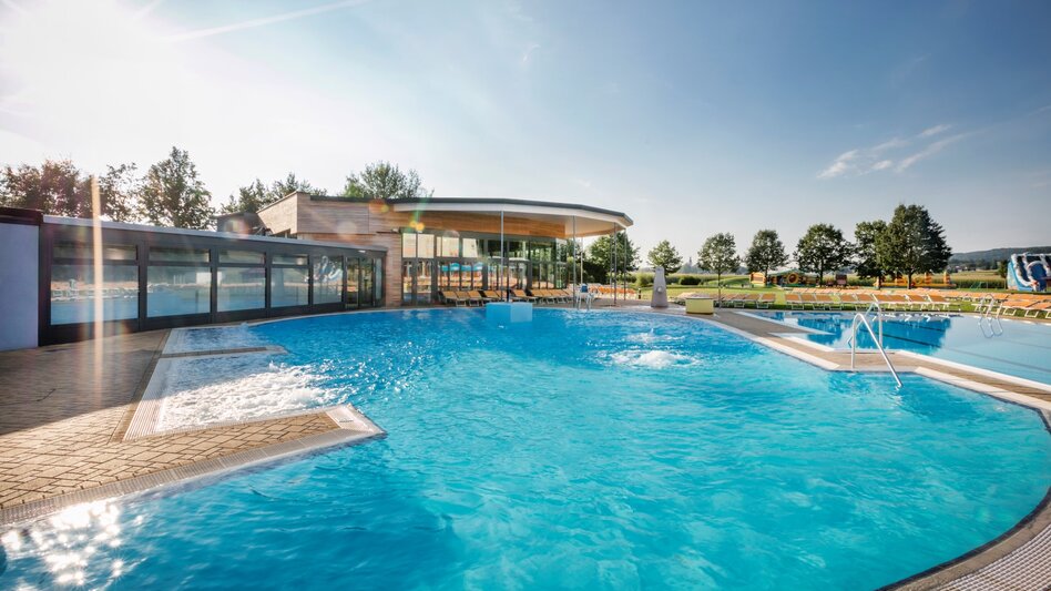 Außenbereich H2O Hotel-Therme-Resort Bad Waltersdorf Pool Landschaft Außenansicht
