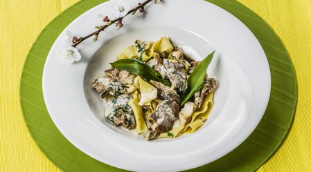 Bärlauch-Schweinefilet mit Nudeln  | © Thermen- & Vulkanland | Tom Lamm