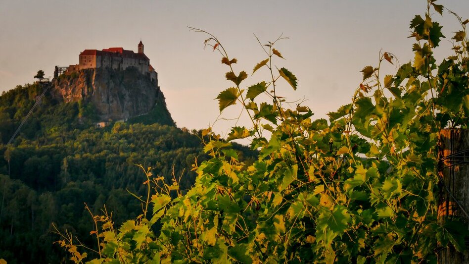 Blick aus Weingarten auf die Riegersburg in der Südoststeiermark