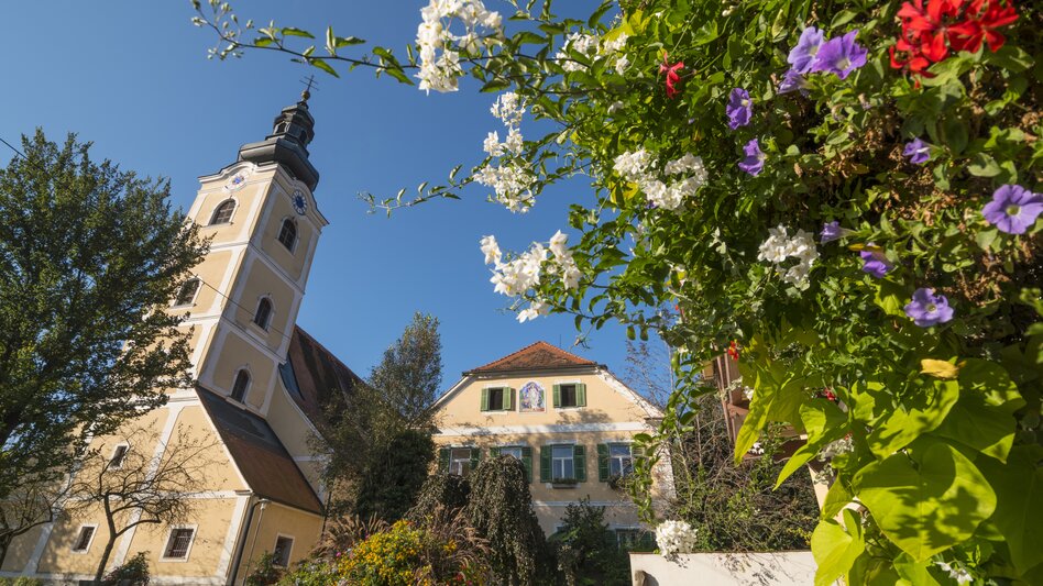Blick auf Kirche und Pfarrhof in Bad Waltersdorf | © Tourismusverband Thermen-Vulkanland, Bernhard Bergmann