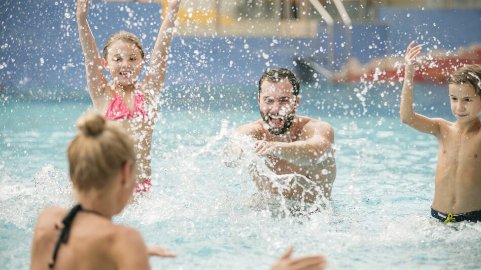 Familie badet und spielt im Wasser der H2O-Therme | © Tourismusverband Thermen- Vulkanland, Harald Eisenberger