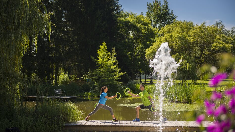 Paar trainiert gemeinsam im Kurpark Bad Waltersdorf | © Tourismusverband Thermen- Vulkanland, Bernhard Bergmann