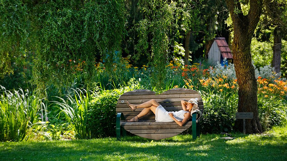 Frau entspannt auf Parkbank im Kurpark Bad Waltersdorf | © Tourismusverband Thermen- Vulkanland, Bernhard Bergmann