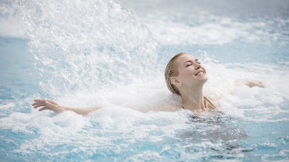 Frau entspannt im Heilwasser der Heiltherme Bad Waltersdorf | © Tourismusverband Thermen- Vulkanland, Harald Eisenberger