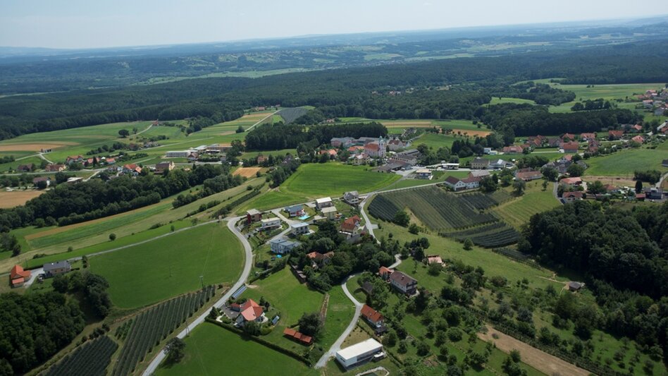 Luftaufnahme von Buch-St. Magdalena mit Feldern, Obstgärten und grüner Hügellandschaft im Thermen- & Vulkanland Steiermark. | © Gemeinde Buch St. Magdalena