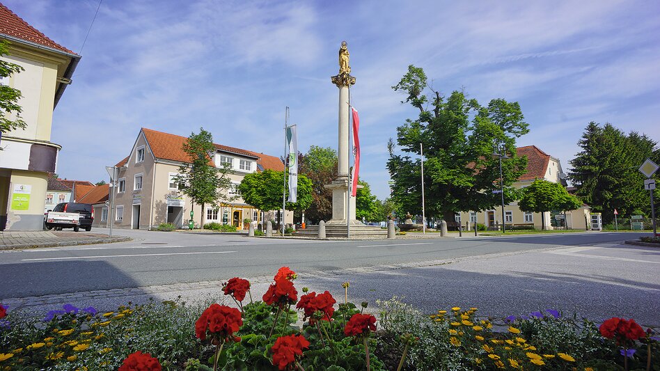 Denkmal am Burgauer Hauptplatz | © Tourismusverband Thermen- Vulkanland, Uwe Reinecke