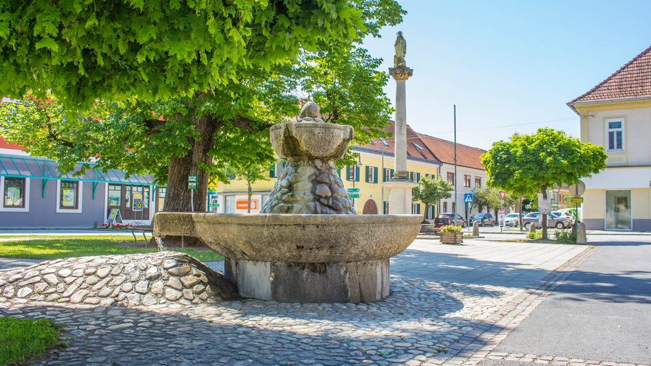 Dorfplatz mit Steinbrunnen in Burgau | © Marktgemeinde Burgau, Sandra Brünner