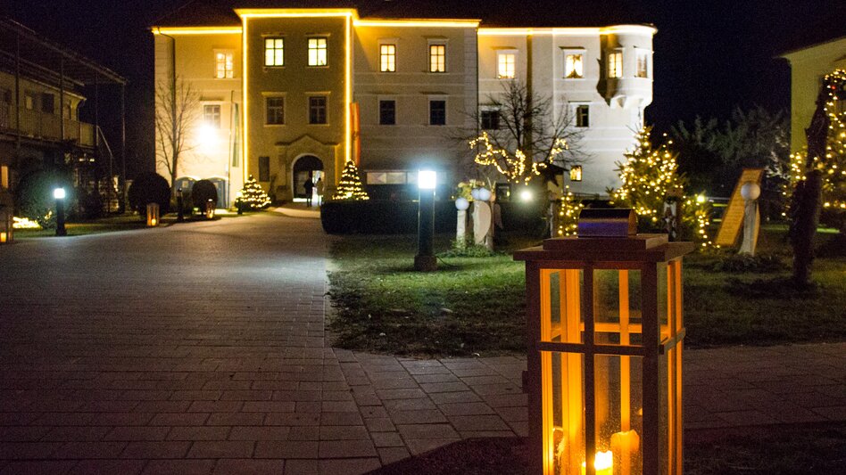 Schloss Burgau in der Nacht mit Weihnachtsbeleuchtung | © Marktgemeinde Burgau, Sandra Brünner