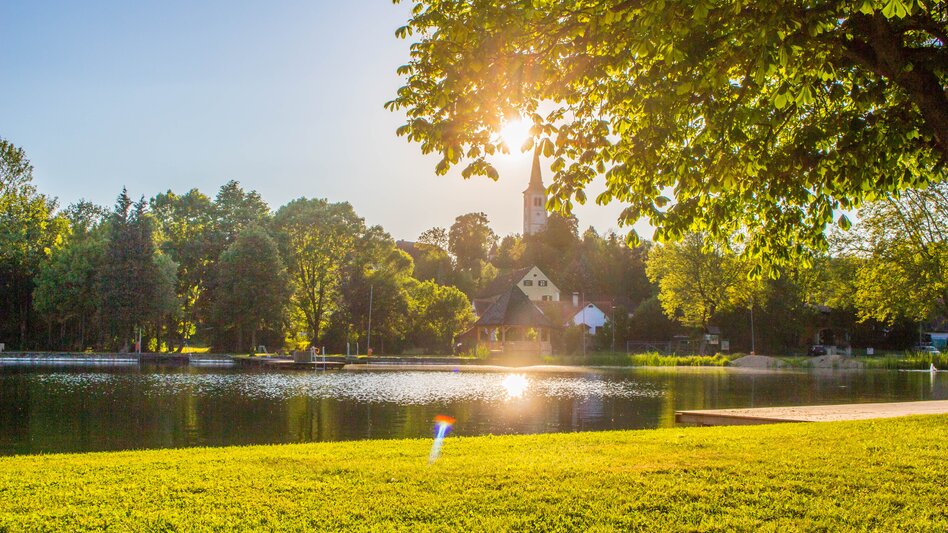 Sonne geht über die Stadtkulisse mit Blick aufs Wasser unter | © Marktgemeinde Burgau, Sandra Brünner