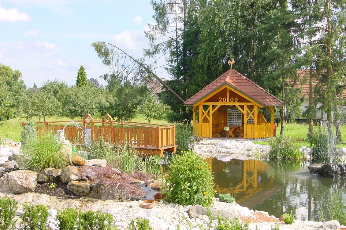 Kleiner Teich mit Holzbrücke im Ortsteil Salsach, Deutsch Goritz im Thermen- & Vulkanland Steiermark