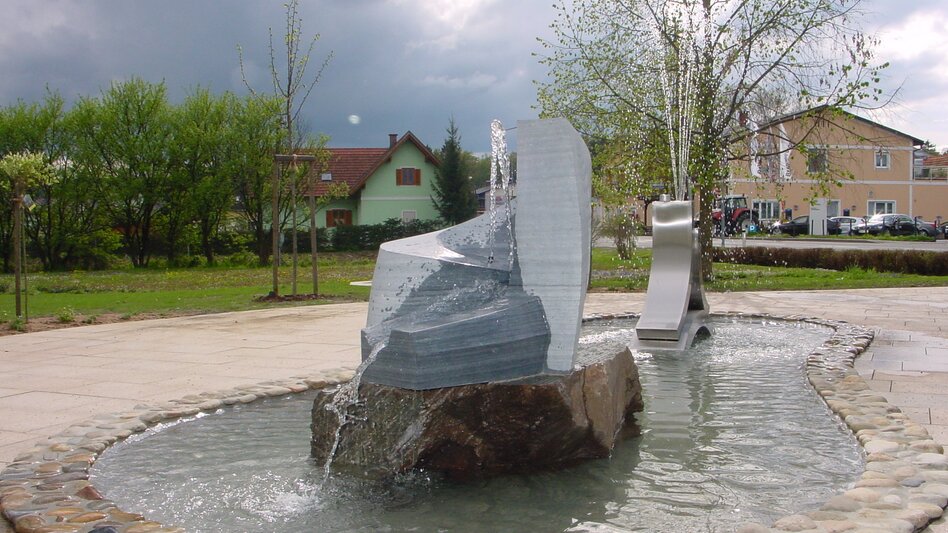 Wasserskulptur und Brunnen in einem in Deutsch Goritz im Thermen- & Vulkanland Steiermark