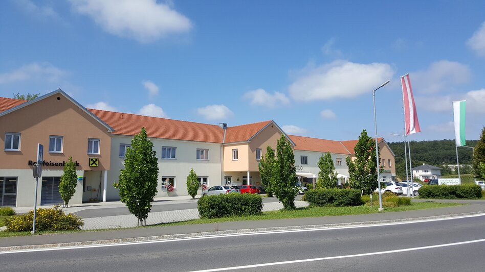 Gemeindeamt Deutsch Goritz mit Fahnen vor dem Eingang im Thermen- & Vulkanland Steiermark