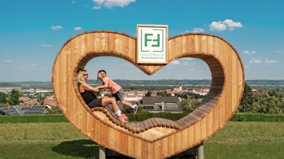 Herz aus Holz zum Reinklettern mit Blick auf Fürstenfeld im Thermen- & Vulkanland Steiermark