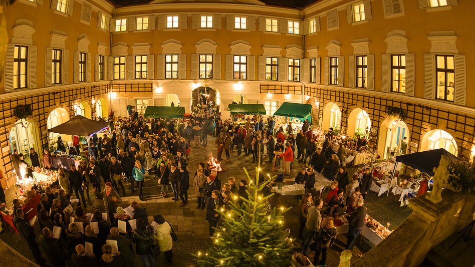 Blick auf den Adventmarkt auf Schloss Halbenrain