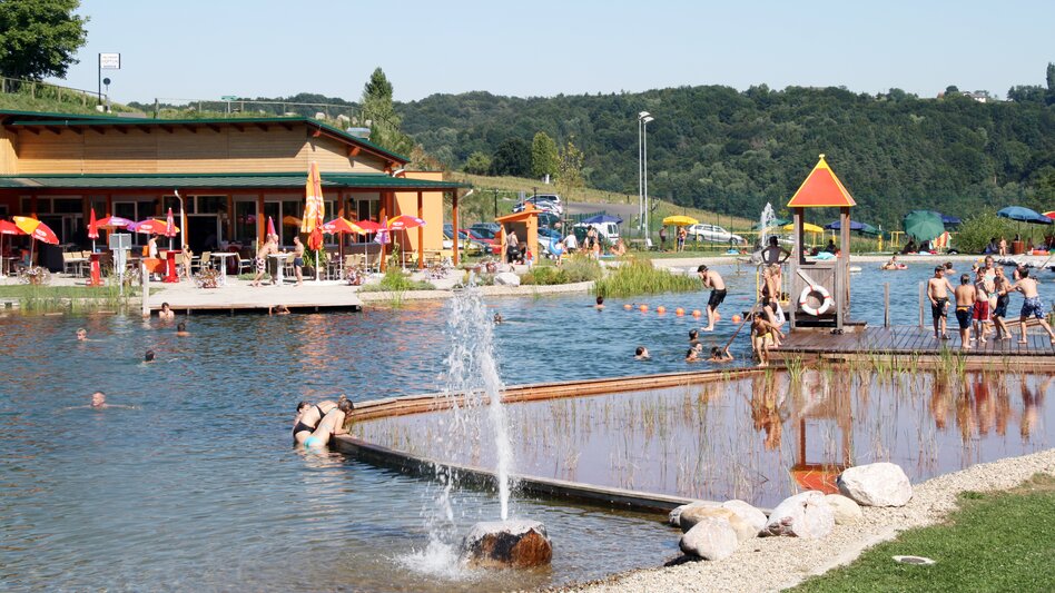 Blick aufs gut besuchte Naturschwimmbad in Jagerberg | © Marktgemeinde Jagerberg