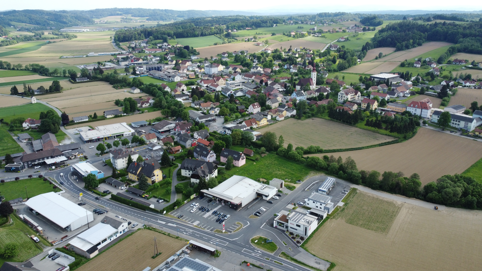 Blick von oben auf die Marktgemeinde Kirchbach-Zerlach im Thermen- & Vulkanland 
