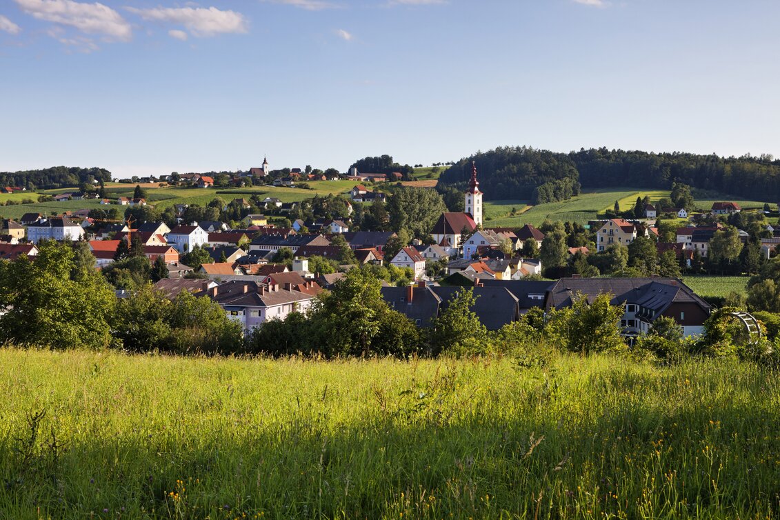 Blick auf Kirchbach in Steiermark in der Gemeinde Kirchbach-Zerlach, umgeben von grünen Wiesen und der sanften Hügellandschaft des Thermen- & Vulkanlands Steiermark. | © Marktgemeinde Kirchbach-Zerlach