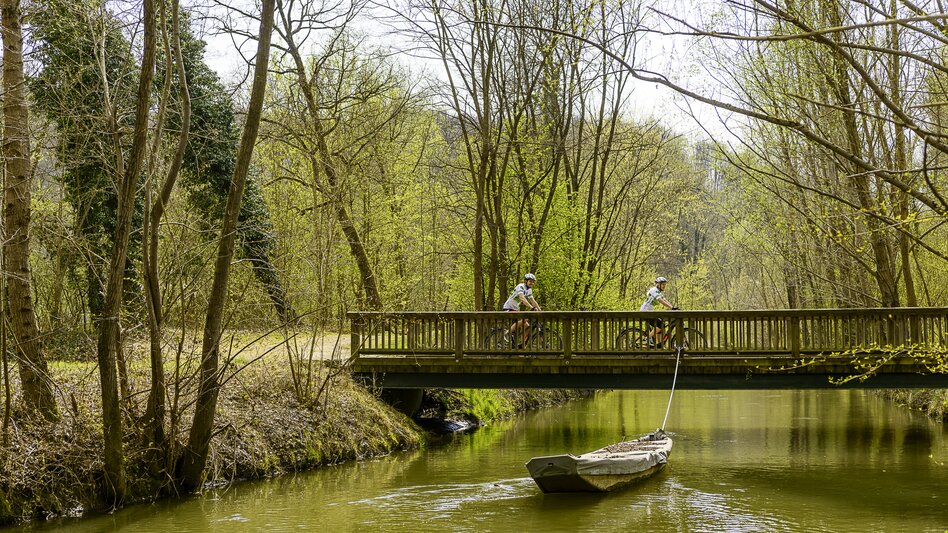 Radfahrer durchqueren die Murauen in Mureck | © TVB Thermen- & Vulkanland | pixelmaker.at