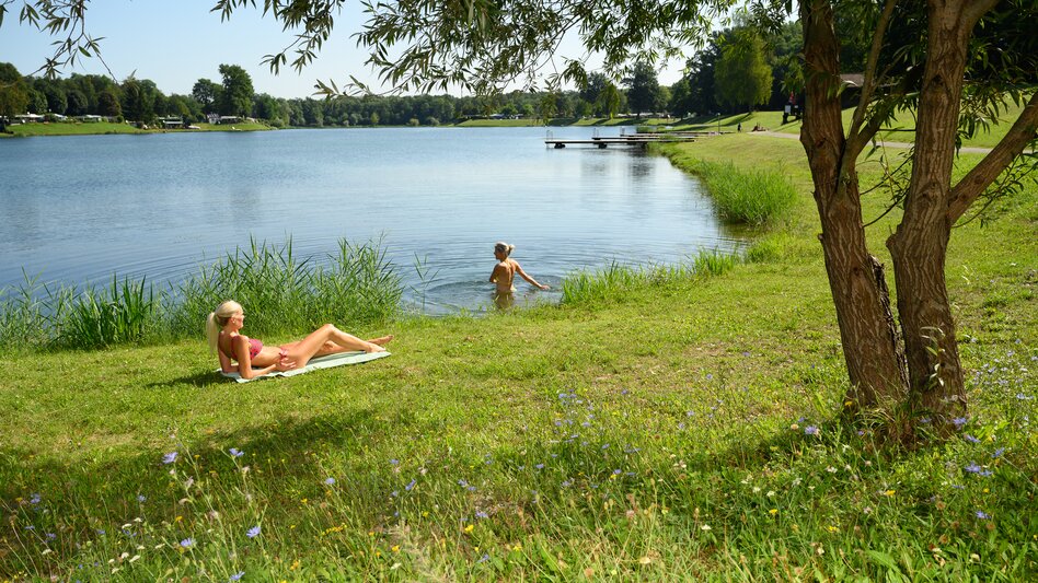 Freundinnen entspannen am Röcksee in Mureck | © TVB Thermen- & Vulkanland | pixelmaker.at