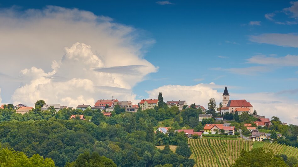 Blick auf das Ortszentrum von St. Anna am Aigen im Thermen- & Vulkanland Steiermark