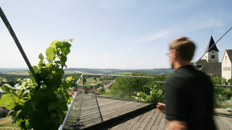 Gesamtsteirische Vinothek St. Anna am Aigen Terrasse Sonne Ausblick Steiermark 