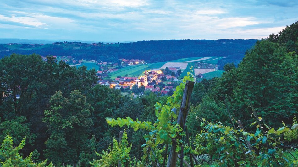 Blick vom Kalvarienberg auf St. Peter am Ottersbach mit Weingärten und grüner Hügellandschaft | © TVB Thermen- & Vulkanland | Bernhard Bergmann