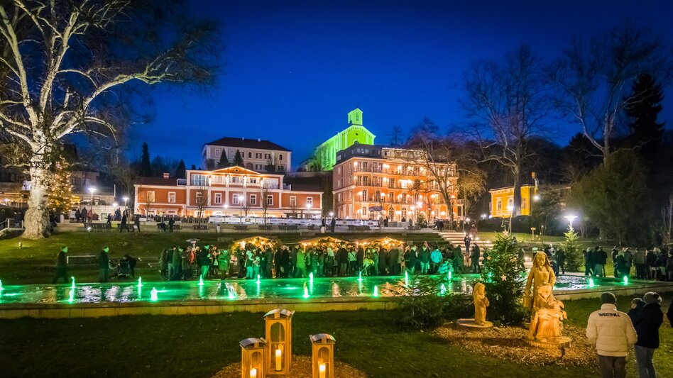 Adventmarkt mit einer überlebensgroßen Holzkrippe am Hauptplatz Bad Gleichenberg