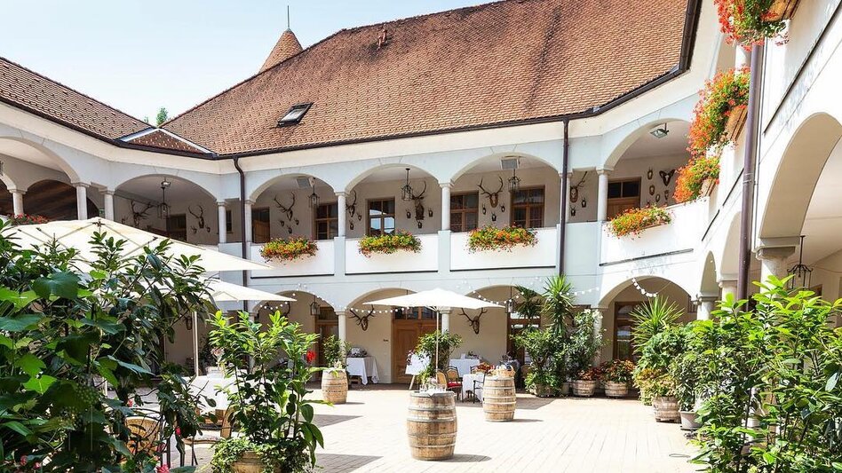 Blick auf die Arkaden von Weinschloss Koarl Thaller | © Weinschloss Thaller