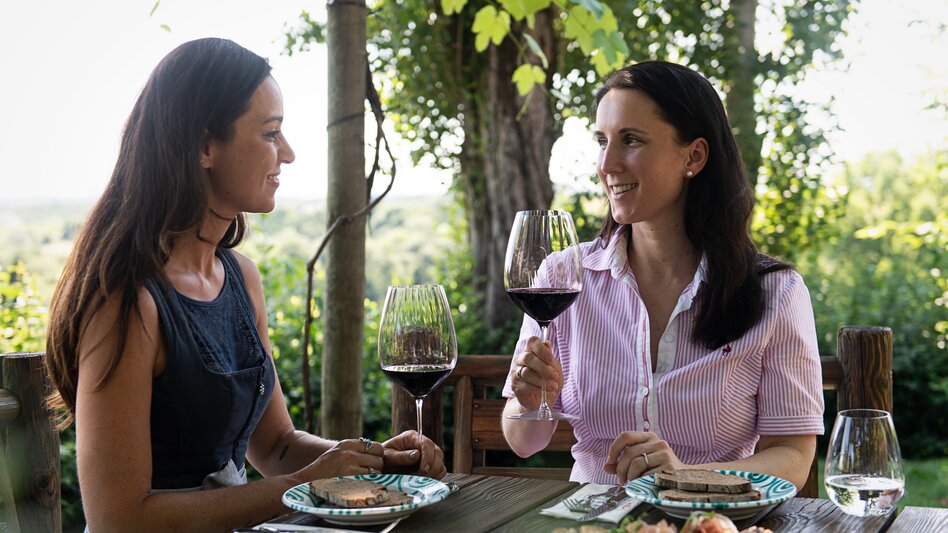 Rotwein & Vulcano Schinken genießen am Weingut Thaller