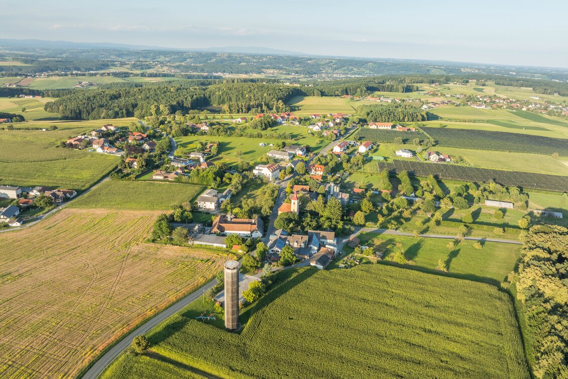 Auffen mit Bewegungsturm im Apfelland in der Oststeiermark