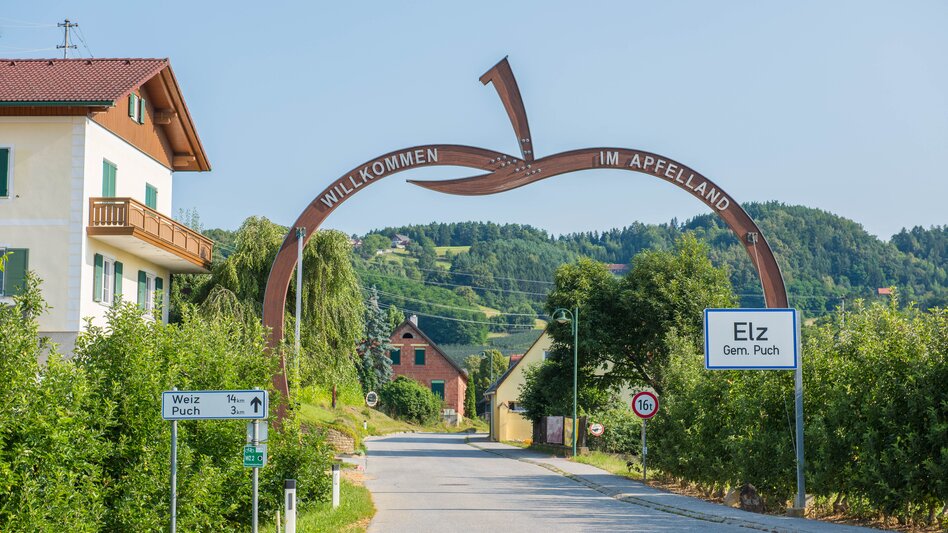 Willkommensschild in Elz in der Gemeinde Puch im Apfelland