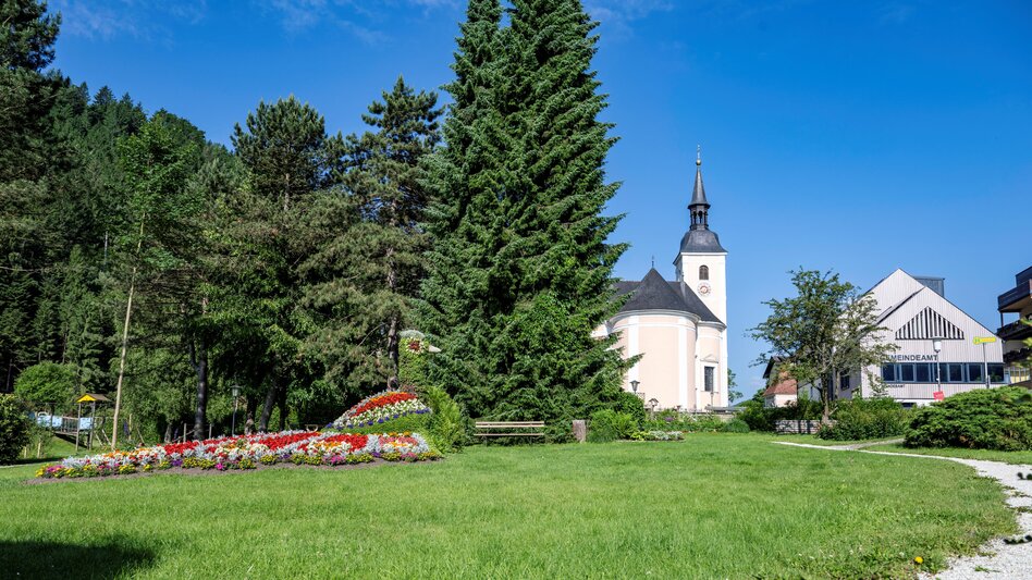 Kirche und Gemeindeamt in Mönichwald in der Oststeiermark