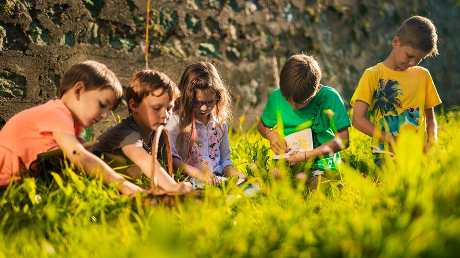 Kreativprogramm mit Kindern im Garten im NaturLese-Museum Neumarkt
