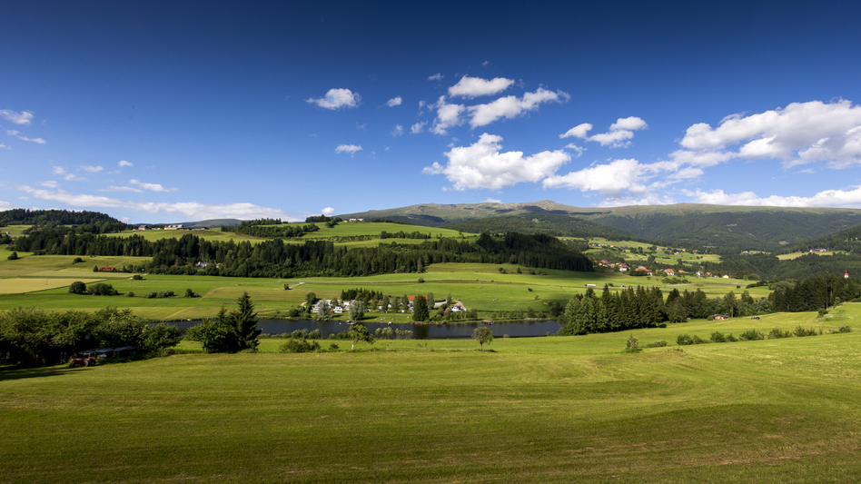 Badesee in Mühlen mit Campingplatz und Zirbitzkogel im Hintergrund