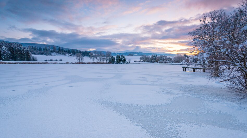 Teichlandschaft mit Schnee und beeindruckendem Himmel