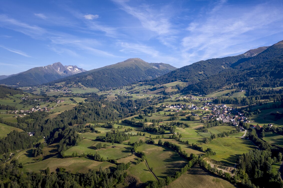 Blick auf Krakau und Umgebung mit Bergen im Hintergrund