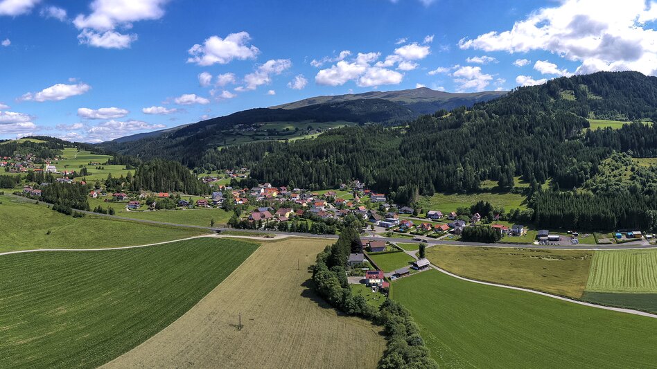Panorama von Mühlen mit Zirbitzkogel im Hintergrund
