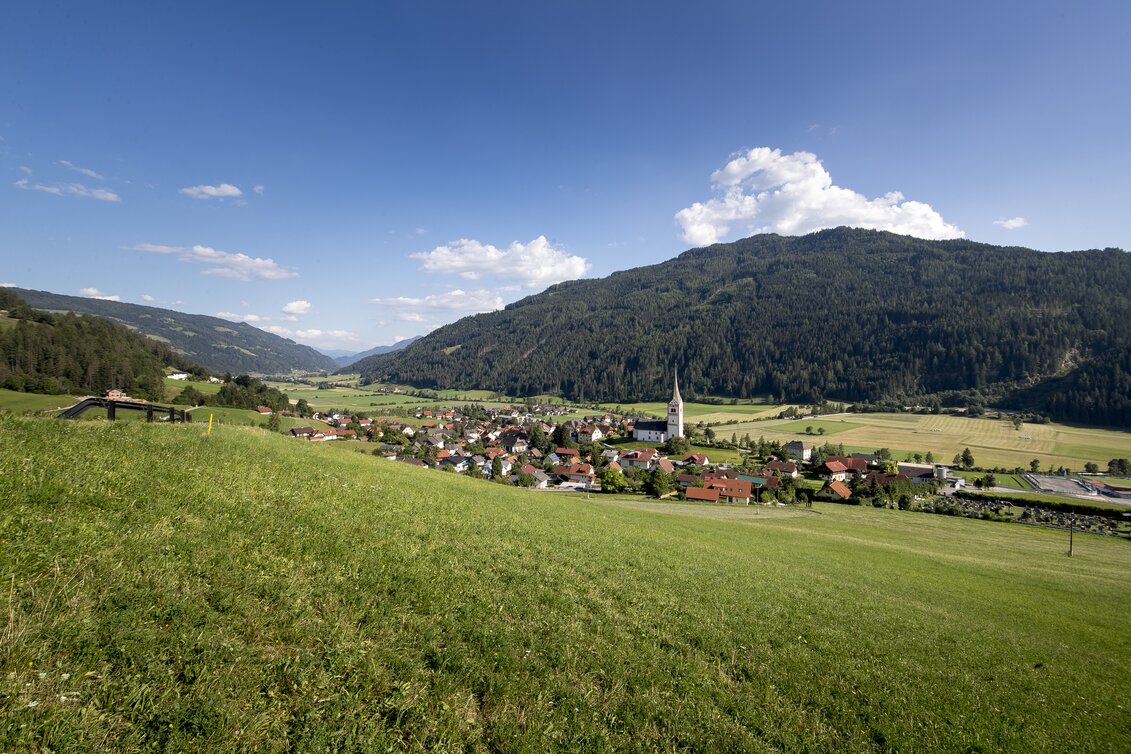 St. Peter am Kammersberg mit Wiese im Vordergrund