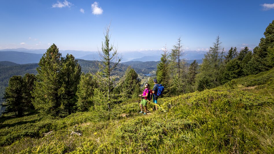2 Personen am Berg mit Ausblick auf den Prebersee