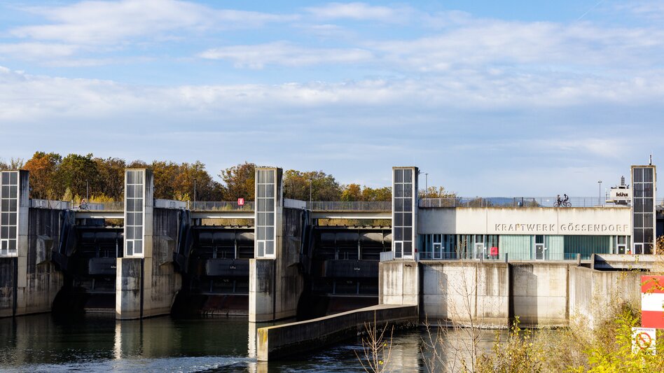 Blick auf das Kraftwerk Gössendorf bei Sonnenschein