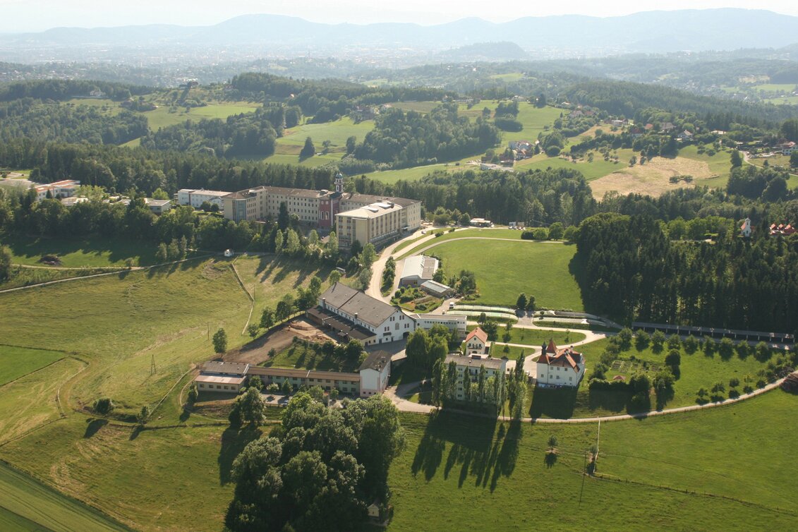 Blick über Kainbach bei Graz und Umgebung mit dem Schloss Kainbach und Lebenswelten der Barmherzigen Brüder