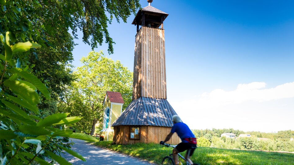 Beim Radfahren vorbei am Wetterturm in Kainbach bei Graz