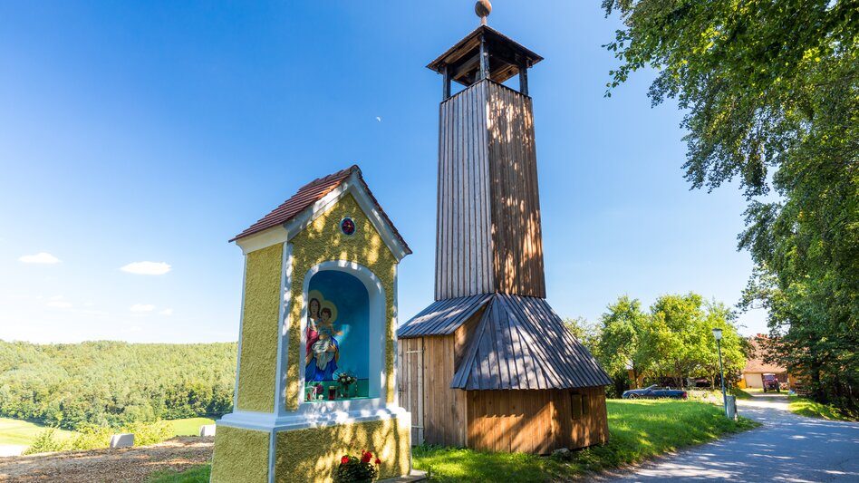 Wetterturm in Kainbach bei Graz mit einer kleinen Kapelle daneben