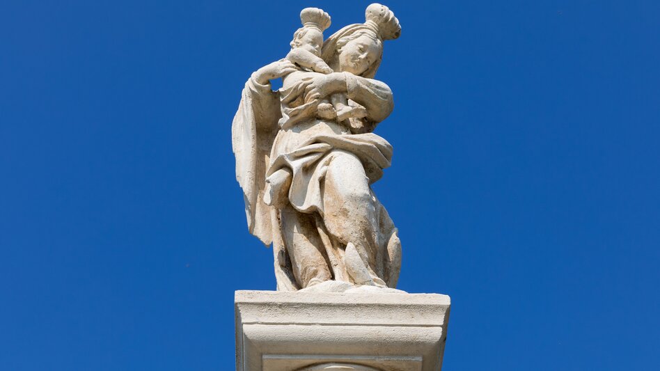 Frauensäule in Kainbach bei Graz bei blauem Himmel