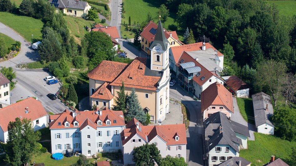 Kirche in Nestelbach bei Graz von oben