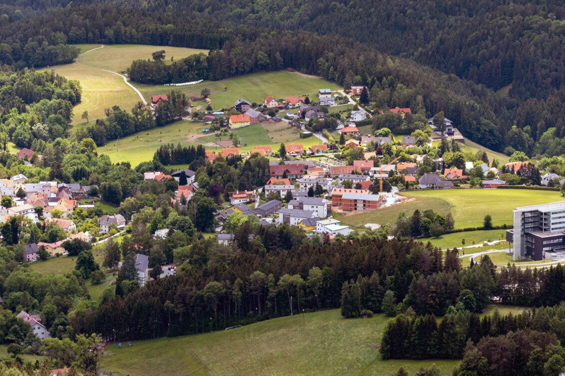 Blick vom Schöckl auf das Zentrum von St. Radegund und Umgebung