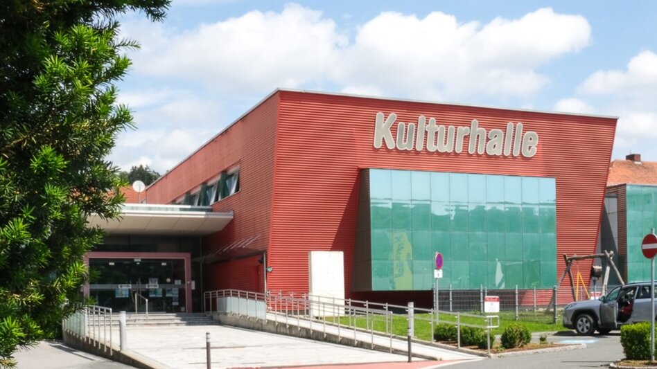 Blick auf den Eingang der Kulturhalle in Hart bei Graz