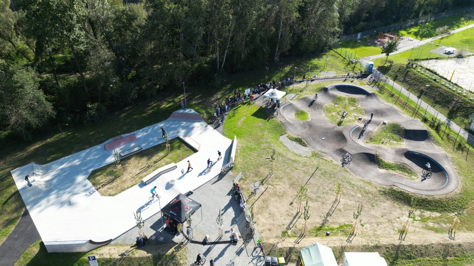 Sicht auf die Skater- & Pumptrack-Strecke in Hart bei Graz von oben