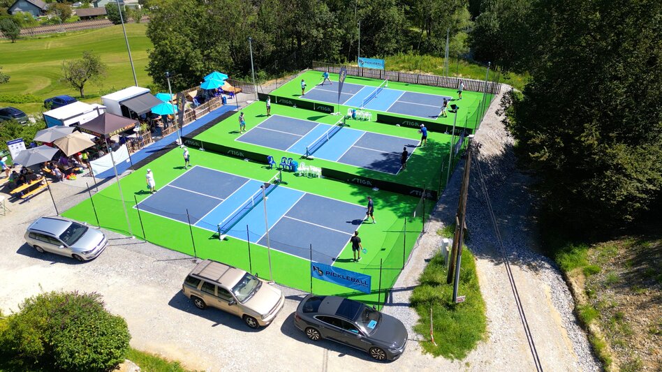 Blick von oben auf die Outdoor-Pickleball-Plätze in Hart bei Graz