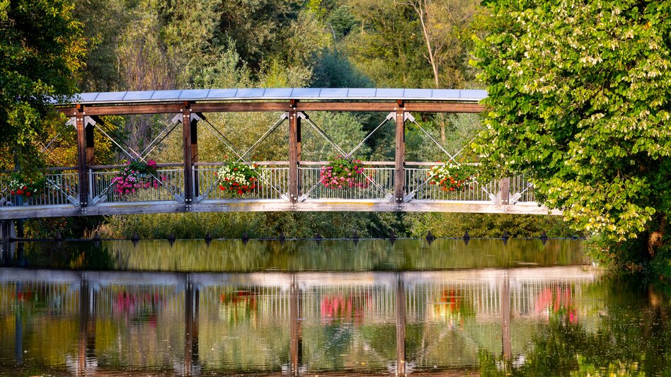 Blumengeschmückte Brücke in Eggersdorf bei Graz